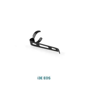 Olight i3E EOS懐中電灯用ブラックポケットクリップの斜めからのクローズアップ写真、持ち運びや固定に便利なアクセサリー