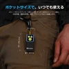 Olightの黒い超小型LEDライトOclip 2 Ultraをズボンのベルトに装着した携帯シーン。コンパクトなサイズ感がわかる日常使いやアウトドアでの持ち運びに便利なミニフラッシュライト。