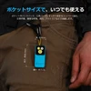 ズボンのベルトフープに装着された青いOlight Oclip 2 Proのサイズ詳細。軽量コンパクトなデザインで、日常の作業や旅行、アウトドアなどの携帯用ライトに最適。