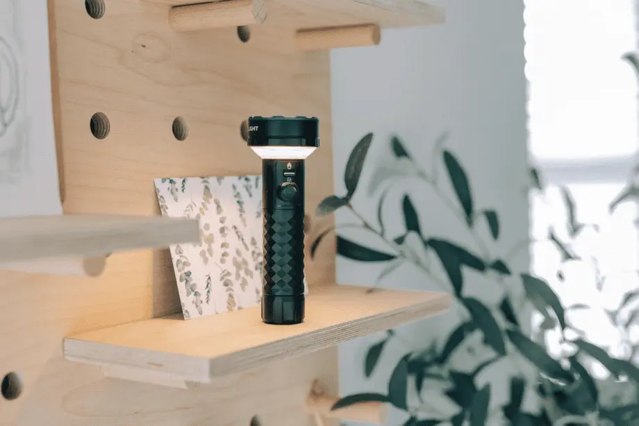 Prowess革新的な双方向照明懐中電灯は手持ちの懐中電灯、テーブルランプ、ウォールランプ、キャンプランプとして使用でき、アウトドアアドベンチャー、キャンプ、または毎日の家庭での使用中に効率的で便利な照明体験を提供します。