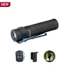 新しいOlight Baton 3 Pro懐中電灯、青いアクセント、ポケットクリップ付き、白色背景に商品の紹介写真、明るい光で照らされた森の道。