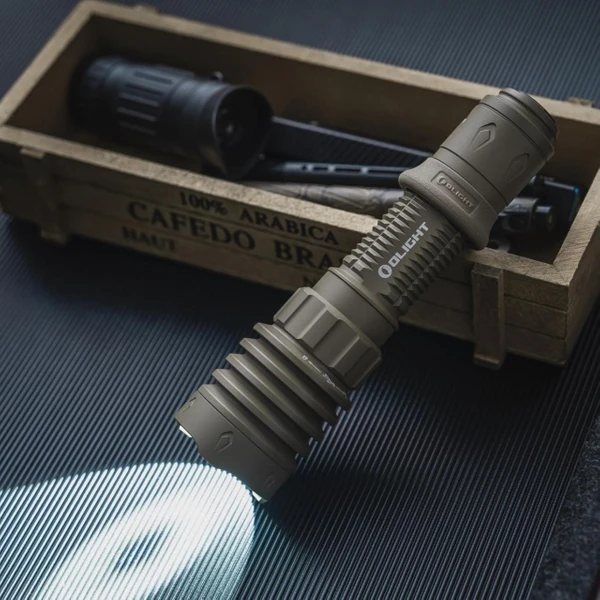 Warrior X 4 MCCとType-C充電を兼ね備えたタクティカルライト| OLIGHT 