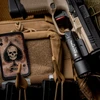 Olight ブラック PL Turbo ピストルライトは、銃器に取り付けられ、戦術的な使用に最適な高輝度照明を提供します。