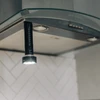 磁気LED懐中電灯が照明付きレンジフードの下に磁石で取り付けられ、明るい光を放つ
