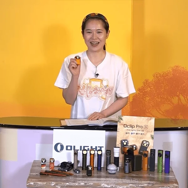 オレンジ色のOlight懐中電灯、3つのLEDライト付き